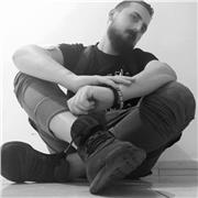 Docente impartisce lezioni di Diritto ed economia per studenti scuola secondaria da remoto